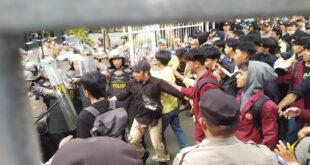 Ratusan Mahasiswa Geruduk DPRD Kuningan Tolak UU TNI, Ricuh Hingga Pintu Gerbang Jebol