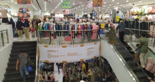 Jelang Lebaran, Toko Pakaian di Kuningan Diserbu Pembeli