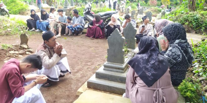 Tradisi Ziarah Kubur Usai Shalat Idul Fitri di Desa Cilaja