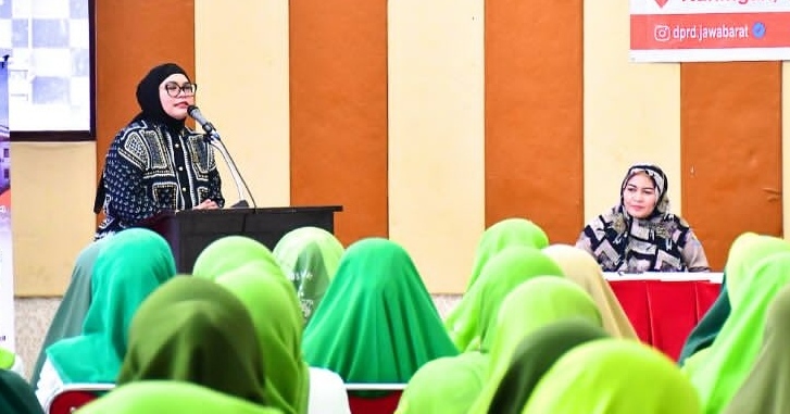 Siwindu.com – Pembangunan Kabupaten Kuningan dalam lima tahun ke depan bukan hanya menjadi tugas pemerintahan eksekutif. Di tengah keterbatasan Anggaran Pendapatan dan Belanja Daerah (APBD), kolaborasi dari berbagai pihak menjadi semakin penting untuk memastikan keberlanjutan program pembangunan. Salah satu bentuk kolaborasi yang diharapkan adalah keterlibatan tokoh berpengalaman di pemerintahan sebelumnya. Salah satu figur yang menjadi sorotan masyarakat Kota Kuda adalah Hj Ika Acep Purnama, istri dari almarhum Acep Purnama, mantan Bupati Kuningan. Berbekal pengalaman mendampingi suaminya dalam mewujudkan visi Kuningan Maju Berbasis Desa, kini Hj Ika melanjutkan kiprahnya sebagai anggota DPRD Provinsi Jawa Barat dari Dapil Jabar XIII (Kuningan, Ciamis, Banjar, Pangandaran). Dalam keterangannya kepada wartawan saat menghadiri kegiatan sosial masyarakat, Sabtu (22/3/2025), Hj Ika Acep Purnama menegaskan komitmennya untuk membawa program dari Pemerintah Provinsi Jawa Barat demi menggairahkan kembali sektor-sektor strategis di Kuningan. "Sebagai wakil rakyat, saya akan berupaya agar program-program Provinsi bisa lebih banyak menyentuh masyarakat Kuningan, khususnya di sektor ekonomi, perdagangan, perindustrian, pertanian, dan pariwisata," ujar Ika yang bertugas di Komisi II DPRD Jabar itu. Rencana Hj Ika mendapat respons positif dari berbagai kalangan, termasuk generasi muda. Hamdan, seorang aktivis pemuda Karang Taruna yang kini aktif dalam sektor Usaha Mikro, Kecil, dan Menengah (UMKM), mengingat kembali program Wirausaha Muda yang pernah berjalan di Kuningan. Program tersebut berhasil memotivasi anak muda untuk membuka lapangan kerja mandiri, dan bahkan membawa Hamdan mewakili Kuningan dalam ajang serupa di tingkat Provinsi. Hamdan optimistis bahwa dengan posisi Hj Ika sebagai mitra kerja pemerintah di berbagai sektor strategis, ia mampu membawa program dari Pemprov Jabar untuk membantu Kuningan mengatasi dampak efisiensi anggaran yang saat ini tengah dilakukan. Kolaborasi dan sinergi antara pemerintah daerah, provinsi, serta masyarakat diharapkan dapat menjadi solusi untuk mempertahankan laju pembangunan Kabupaten Kuningan, meskipun di tengah keterbatasan anggaran.