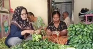 Jelang Lebaran, Perajin Ketupat di Kuningan Kebanjiran Pesanan