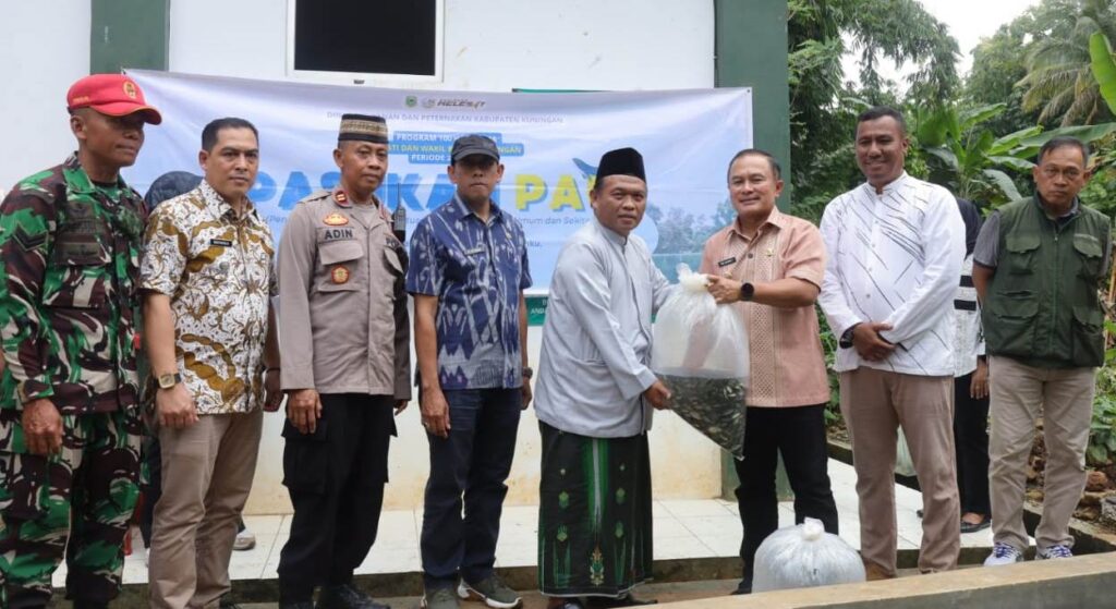 Pasukan Paus ‘Mampir’ di Kolam Ponpes Miftahul Falah Cilowa, Bupati: Bangun Ekonomi Produktif Santri