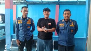 Zaki Faturrahman (tengah) terlihat sumringah usai ditolong petugas Damkar untuk melepaskan cincin di jari tangannya yang sulit dilepas, Jumat (4/4/2025) dini hari. Foto: ist