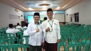 Keluarga KH Eyang Hasan Maolani, Dr H Uu Nurul Huda (kiri) dan Asep Z Fauzi, memberikan respon positif terhadap rencana penamaan JLT (jalan baru) menjadi Jalan Eyang Hasan Maolani oleh Pemkab Kuningan. (Foto: ist) 