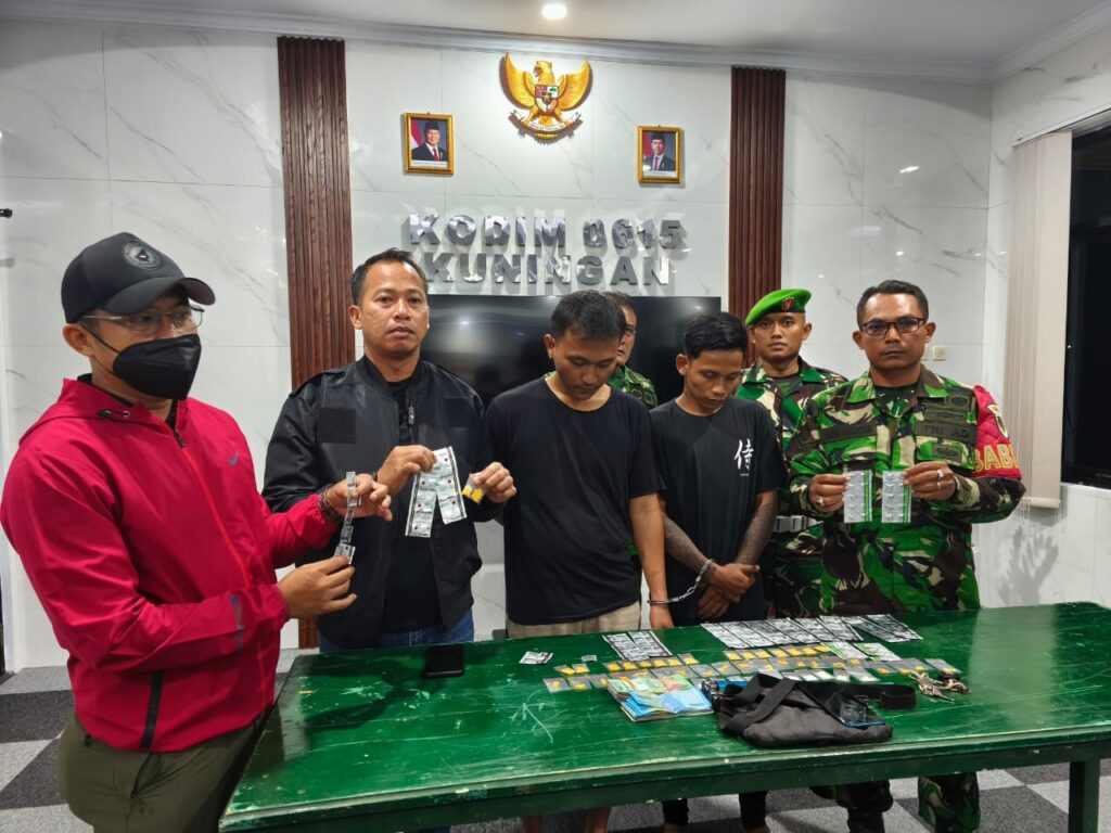 Babinsa Tangkap 2 Pedagang di Kuningan, Diduga Edarkan Obat Terlarang