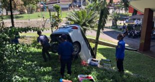 Mobil Terjun ke Halaman GOR Ewangga Kuningan, Tim Damkar Turun Tangan