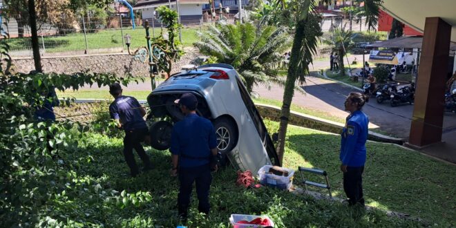 Mobil Terjun ke Halaman GOR Ewangga Kuningan, Tim Damkar Turun Tangan