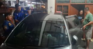 Lapor Damkar! Gercep Evakuasi Kunci Mobil Tertinggal di Dalam