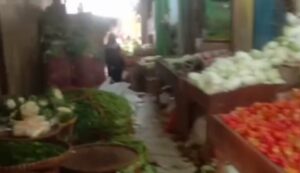 Suasana Pasar Kepuh yang terkesan kumuh dikeluhkan warga pengunjung yang mengaku kurang nyaman, Kamis (3/4/2025). Foto: screenshoot video warga