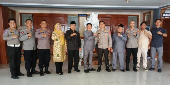 Silaturahmi! Kapolres Baru Kuningan Bertemu 4 Pimpinan Dewan