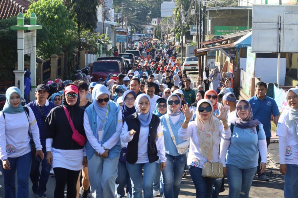 Dihibur Artis D'Academy Indosiar, Ribuan Warga Ikuti Morning Walk for Humanity, Bupati Dian: Tak Pakai APBD
