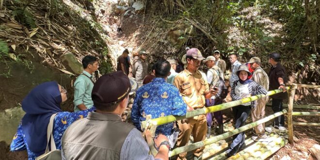 Tinjau Lokasi Longsor Cilengkrang, DPRD Desak Pemda Kuningan Evaluasi Tata Kelola Kawasan Wisata Gunung Ciremai