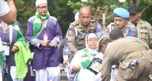 Dari Kuningan, Tangis Haru Iringi Keberangkatan Kloter Pertama Calon Jemaah Haji ke Tanah Suci