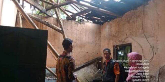 Diterpa Hujan Deras, Dapur Rumah Warga di Cisukadana Ambruk