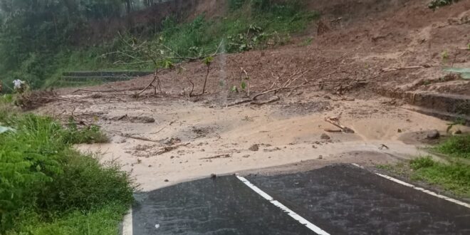 Longsor Tutup Jalan di Desa Cantilan, BPBD Imbau Warga Smentara Gunakan Jalur Alternatif