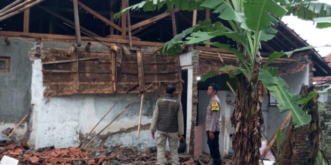 Angin Kencang Terjang Sindang Barang, Satu Rumah Rusak Parah