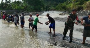 Babinsa Cijemit Bantu Warga Gotong Royong Kumpulkan Batu untuk Bronjong Penahan Longsor