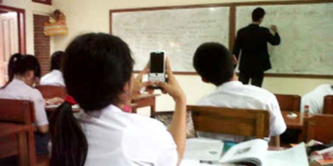 Ancaman Media Digital, Siswa di Kuningan Dilarang Bawa HP ke Sekolah
