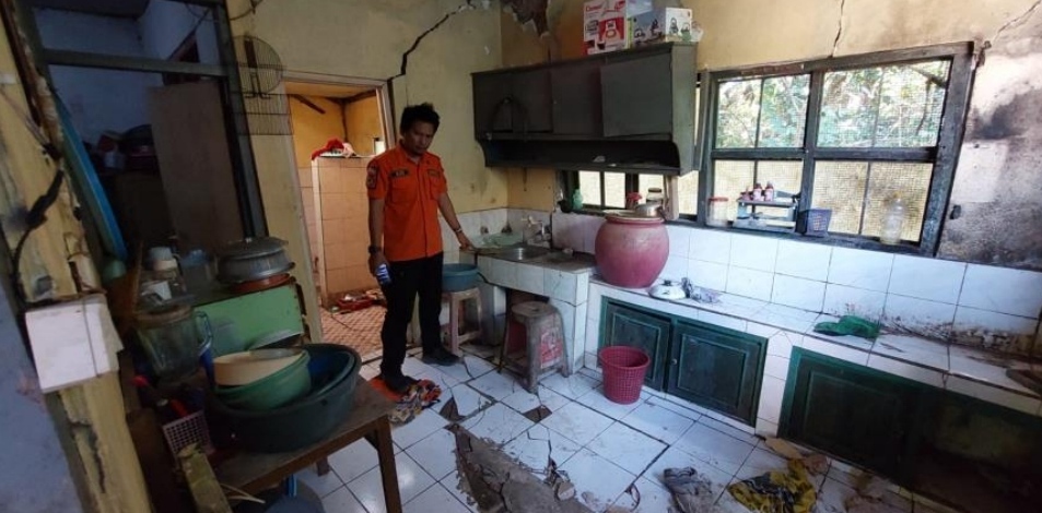 Rumah Lansia Rusak Berat Akibat Longsor di Hantara, BPBD Kuningan Turun Tangan