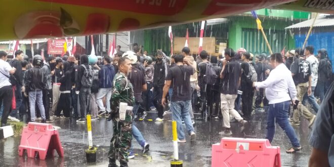Diguyur Hujan Deras, Ratusan Pendemo Gelar Aksi di Depan Gedung DPRD Kuningan