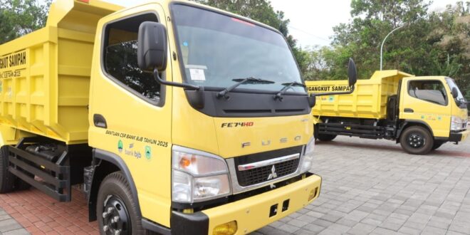 Pemda Kuningan Diberikan CSR BJB 2 Dump Truck Senilai Rp1,2 Miliar