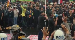 Kondusif! Ratusan Massa Aksi di Depan Gedung DPRD Kuningan Membubarkan Diri Jelang Maghrib