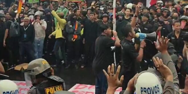 Kondusif! Ratusan Massa Aksi di Depan Gedung DPRD Kuningan Membubarkan Diri Jelang Maghrib