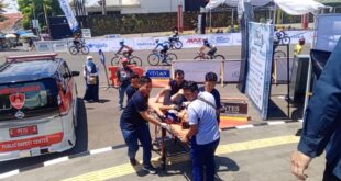 Puluhan Pebalap Cedera di TdL 2025, Ada yang Pingsan di Tikungan Tajam!