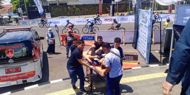 Puluhan Pebalap Cedera di TdL 2025, Ada yang Pingsan di Tikungan Tajam!