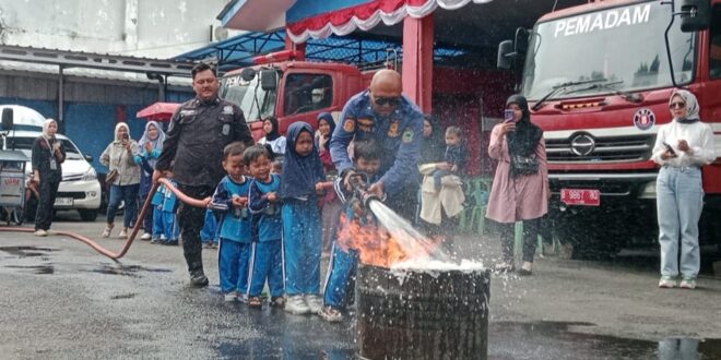 Puluhan Anak PAUD Diedukasi Damkar Kuningan Cegah Kebakaran