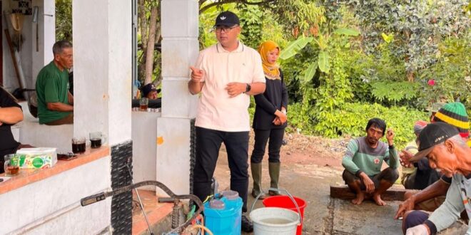 Wahyu Hidayah Kembali ke Sawah, Pimpin Langsung Gerakan Pengendalian Hama Padi di Ancaran