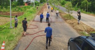Akibat Proyek Angkut Tanah, Jalan Lingkar Timur Cilimus Dipenuhi Lumpur, Damkar Kuningan Turun Tangan!