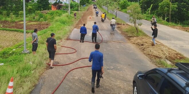 Akibat Proyek Angkut Tanah, Jalan Lingkar Timur Cilimus Dipenuhi Lumpur, Damkar Kuningan Turun Tangan!