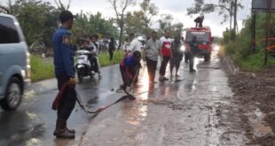Sekda Uu pun Turun Tangan! Petugas Damkar Bersihkan Lagi Tanah Kotori JLT Kuningan