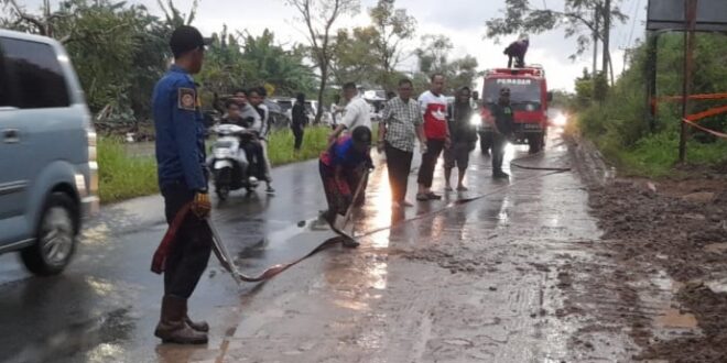Sekda Uu pun Turun Tangan! Petugas Damkar Bersihkan Lagi Tanah Kotori JLT Kuningan