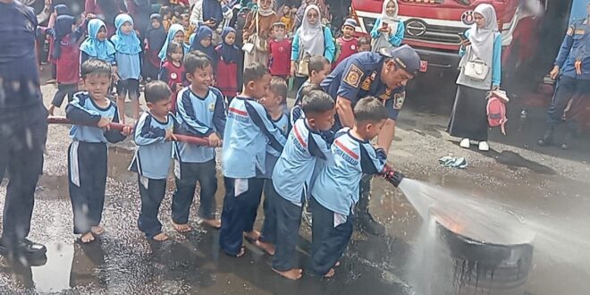 Damkar Kuningan Didatangi Puluhan Anak PAUD, Belajar Padamkan Api Pakai Selang Asli!