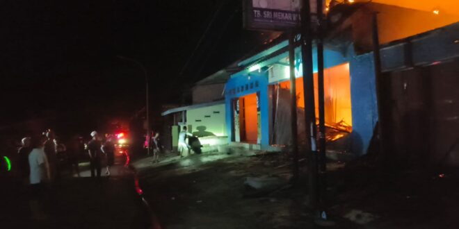 Toko Bangunan di Lebakwangi Terbakar Hebat, Kerugian Ditaksir Rp1,8 Miliar