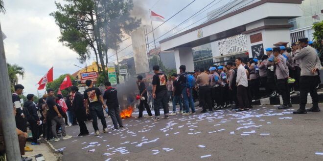 Kejari Kuningan Didemo Mahasiswa, Tuntut Tuntaskan Kasus Kuningan Caang dan Soal Lingkungan