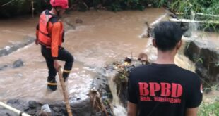 Bola Masuk Selokan, Bocah SD di Alam Asri Kuningan Hanyut Diterjang Arus Hujan