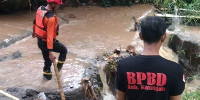 Bola Masuk Selokan, Bocah SD di Alam Asri Kuningan Hanyut Diterjang Arus Hujan
