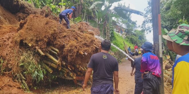 Petugas Damkar Turun Tangan Atasi Longsor dan Pohon Tumbang di Desa Tembong