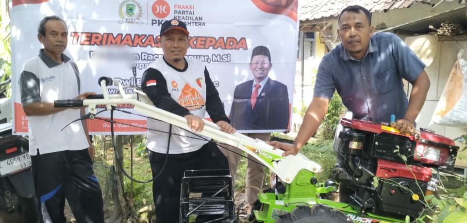 Program Aspirasi DPRD, Dwi Basyuni Serahkan Traktor untuk Petani Ciwiru dan Sadamantra