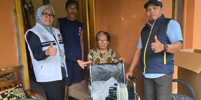 Peduli Kemanusiaan, Anggota DPRD Kuningan Hj Desi Sripihatini Serahkan Bantuan Kursi Roda