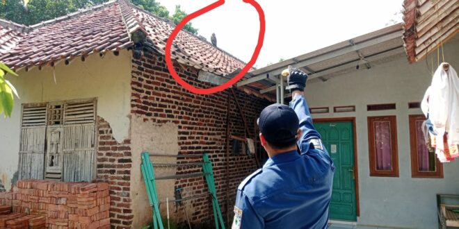 Kera Liar Resahkan Warga Cihideung Girang, Damkar Kuningan Turun Tangan