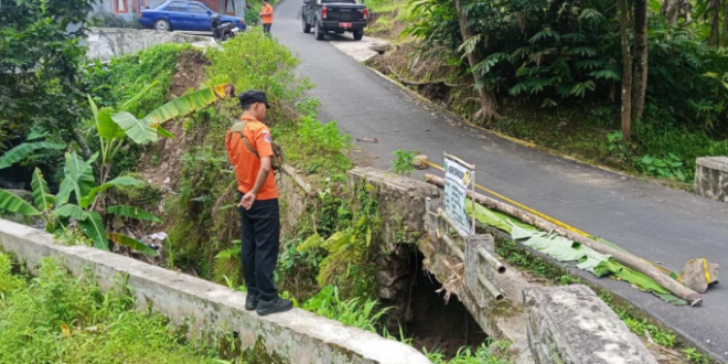 Tembok Penyangga Jembatan Longsor di Selajambe, Akses Jalan Kabupaten Terancam Putus