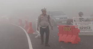 Kabut Tebal Selimuti Jalur Wisata Palutungan–Cisantana, Pengendara Diimbau Waspada