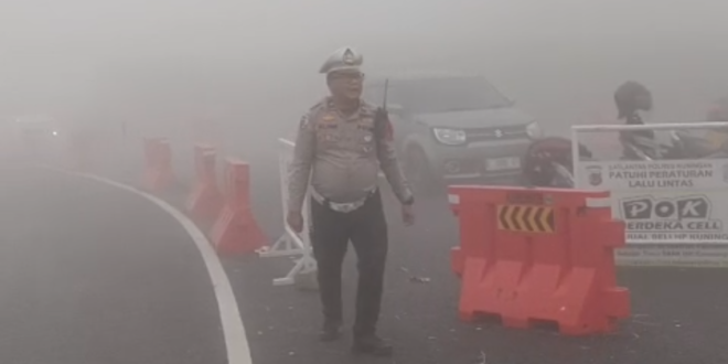 Kabut Tebal Selimuti Jalur Wisata Palutungan–Cisantana, Pengendara Diimbau Waspada