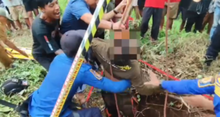 Dramatis! Damkar Kuningan Evakuasi Jenazah Pria Tercebur ke Sumur di Cigedang