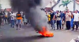 Digeruduk Ribuan Warga, Kades Cihideung Hilir dan 12 Perangkatnya Mundur