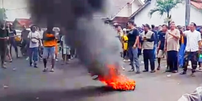 Digeruduk Ribuan Warga, Kades Cihideung Hilir dan 12 Perangkatnya Mundur